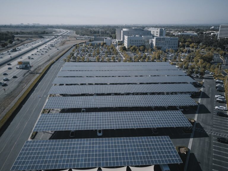 Gør din virksomhed klimavenlig: Solcelleanlæg til erhverv