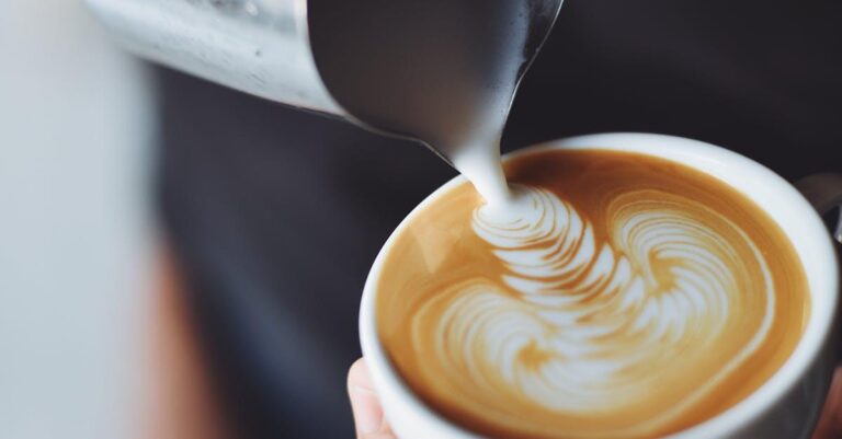 Fra fløjlsblødt skum til perfekt kaffeoplevelse: Sådan vælger du den rette mælkeskummer